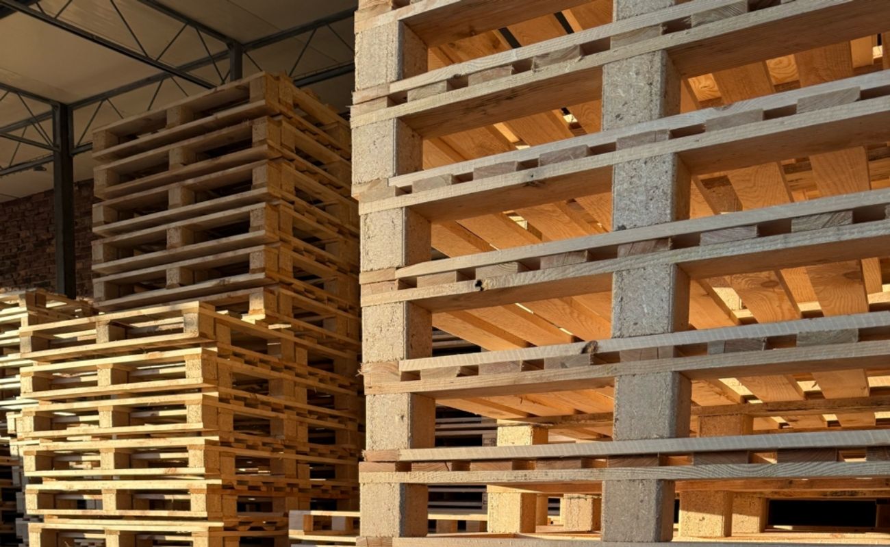 Stosy nowych i używanych palet drewnianych w punkcie skupu i recyklingu palet