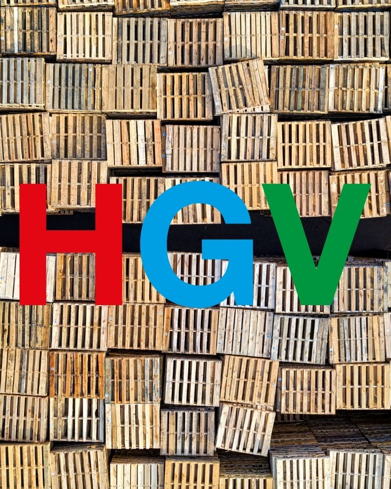 Logo firmy HGV na tle setek palet drewnianych ułożonych w stosy – producent palet