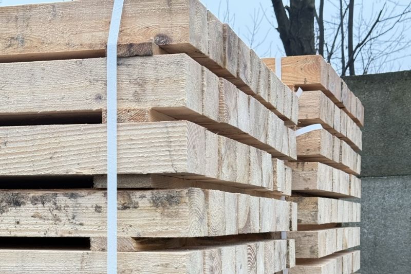 Stos nowych palet Kutno