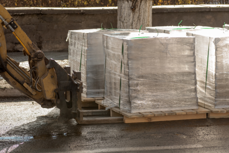 Załadunek towaru na palecie drewnianej Bochnia