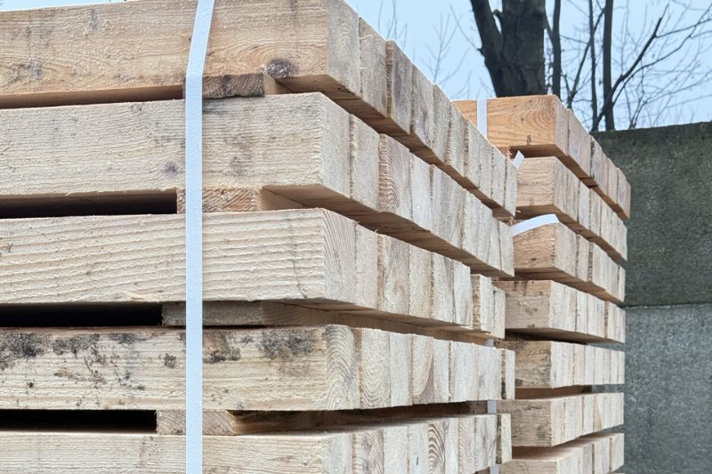 Stos nowych palet Kutno