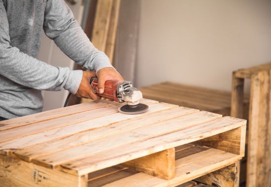 Palety drewniane i palety plastikowe – porównanie cen trwałości i funkcjonalności